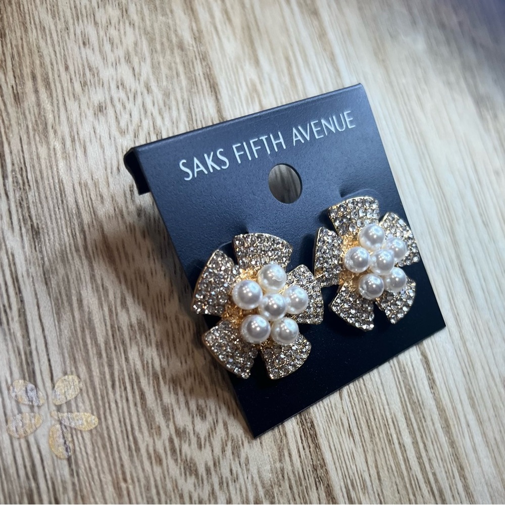 NEW Saks Fifth Avenue Gold and White Tone Floral Earrings✨